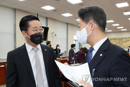 이태규 국회 교육위 국민의힘 간사(왼쪽)와 김영호 더불어민주당 간사(오른쪽)가 28일 오전 서울 여의도 국회에서 열린 교육위원회 전체회의가 산회한 뒤 이야기를 나누고 있다.<연합뉴스>